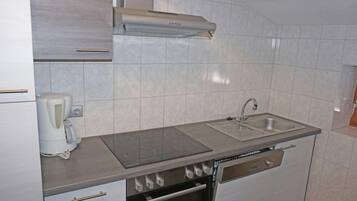 Kühlschrank, Mikrowelle, Ofen, Geschirrspüler