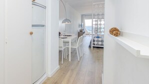 Une cuisine moderne avec des meubles blancs et un plancher en bois.
