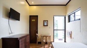 Standaard tweepersoonskamer | Een bureau, gratis wifi, beddengoed