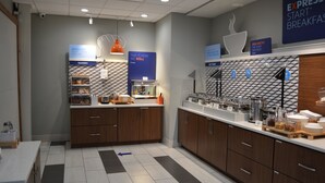 Un espace moderne dédié au petit-déjeuner, comprenant un comptoir de boulangerie, un coin café et un panneau indiquant le « petit-déjeuner Express Start ».