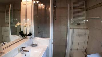 Maison Classique | Salle de bain | Douche, serviettes fournies