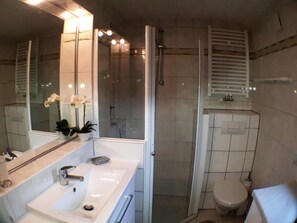 Classic House | Bathroom | Shower, towels - Ferienhaus Havekost (Wernigerode)
