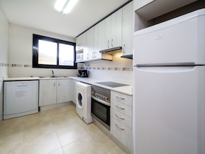 Een koelkast, een magnetron, een oven, een vaatwasser