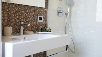 Chambre supérieure double ou avec lits jumeaux | Lavabo de la salle de bain