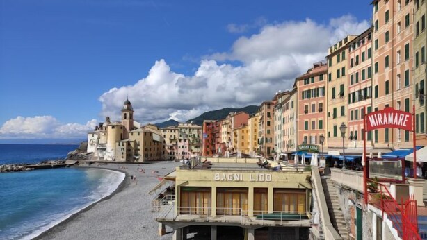 A beach with buildings, including a sign for 'BAGNI LIDO'. - Francesca by Interhome (Camogli)