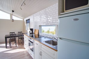 Casa de campo, 2 habitaciones (4) | Cocina privada | Frigorífico, microondas, horno y placa de cocina