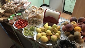 A kitchen counter with various fruits and packaged goods. - B&B Porto Frailis (Tortoli)