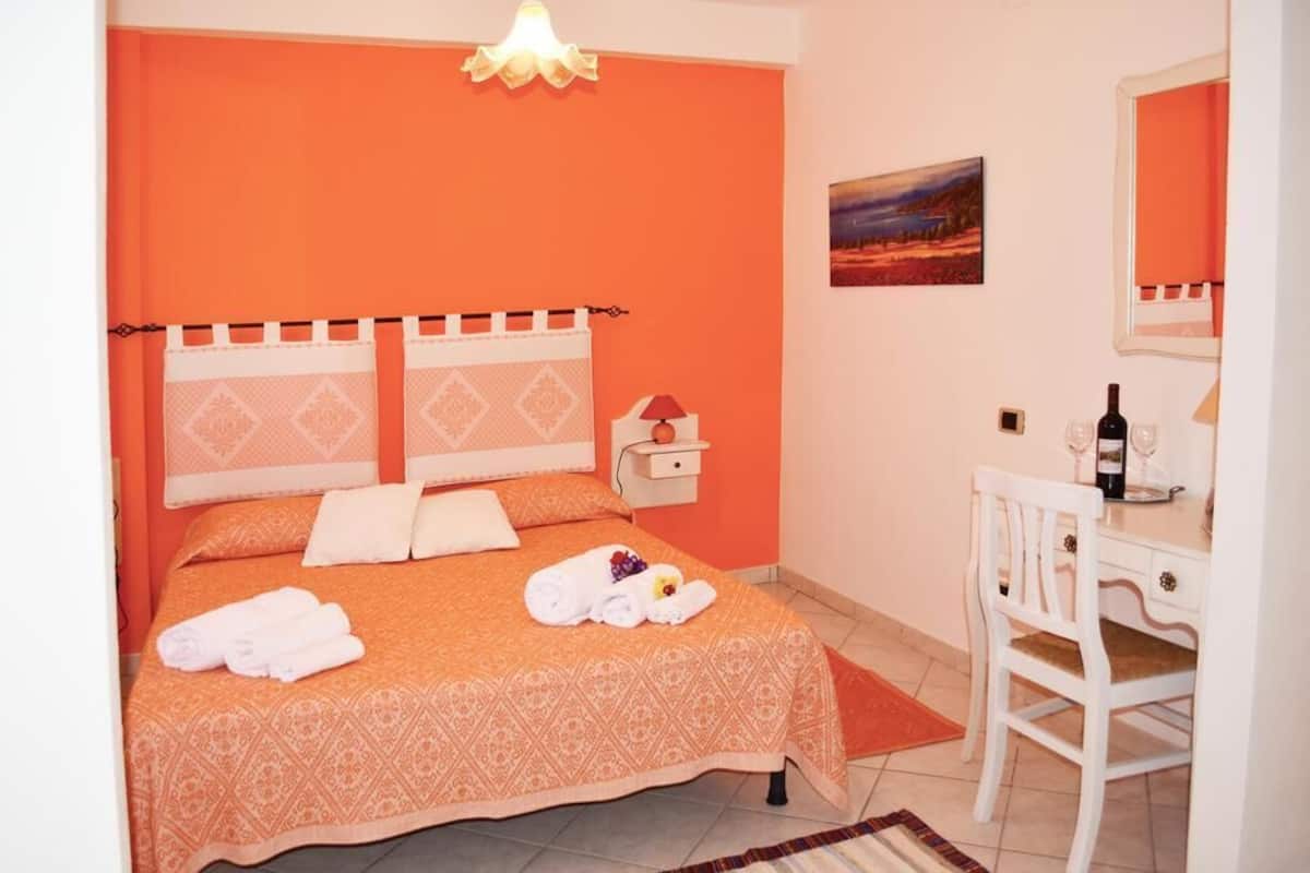 Tweepersoonskamer (Arancio) | Een bureau, gratis wifi, beddengoed, rolstoeltoegankelijk
