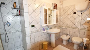 Double Room (Arancio) | Bathroom | Shower, free toiletries, hair dryer, towels