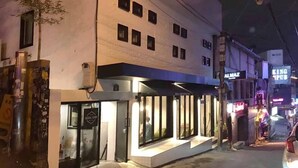 Un edificio con fachada moderna, varias ventanas y acceso a nivel de calle.