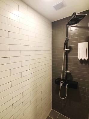 Dormitorio condiviso, per soli uomini | Doccia