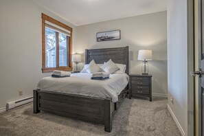 4 chambres, bureau, fer et planche à repasser, accès au Wi-Fi (inclus)