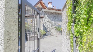 Un bâtiment en pierre avec un escalier menant à un balcon.