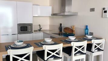 Appartement | Cuisine privée | Réfrigérateur, micro-ondes, four, plaque de cuisson