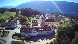 Une ville qui se distingue par sa grande église, sa place centrale et les immeubles résidentiels qui l’entourent.