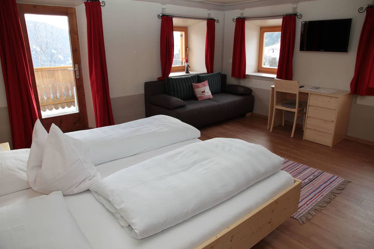 Habitación doble | Escritorio, tabla de planchar con plancha, wifi gratis y ropa de cama