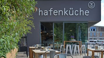 Aamiainen, lounas ja illallinen; saksalainen keittiö, ulkoilmaravintola