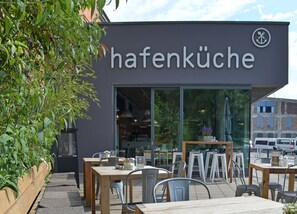 Frukost, lunch och middag serveras och det finns även uteservering. 