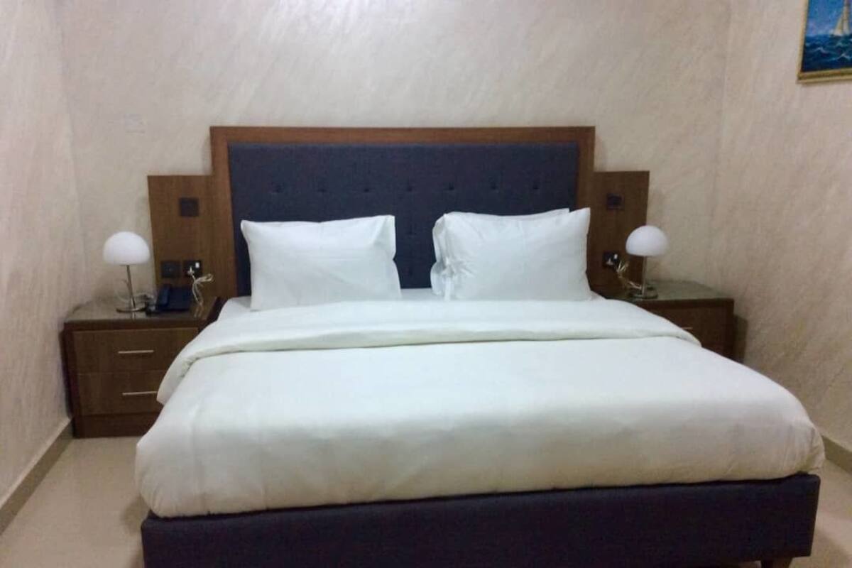 1 غرفة نوم وملاءات من القطن المصري وأغطية فراش متميزة وخزنة داخل الغرفة