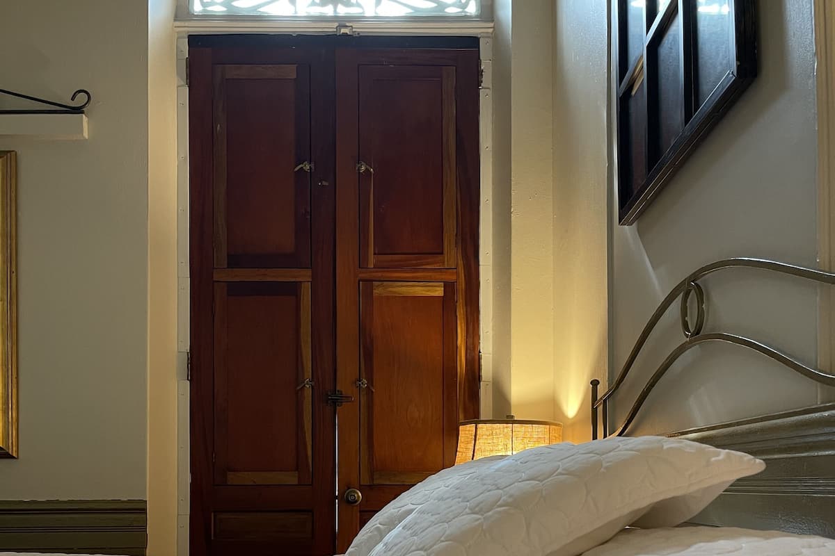 Superior kamer, 1 kingsize bed, balkon, uitzicht op de stad | Bedden met traagschuimmatrassen, een strijkplank/strijkijzer