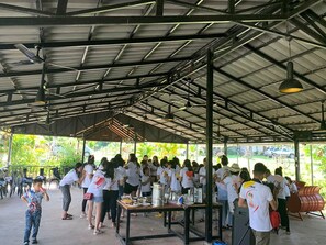 S'hi serveixen esmorzars, dinars i sopars 