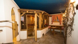 Una estructura de madera con una banca y una mesa, una puerta y un letrero.