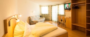 Hypo-allergenic bedding, desk, free WiFi, bed sheets - Hotel Akelei (Brunico)