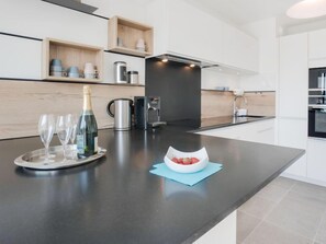 Kühlschrank, Mikrowelle, Ofen, Geschirrspüler