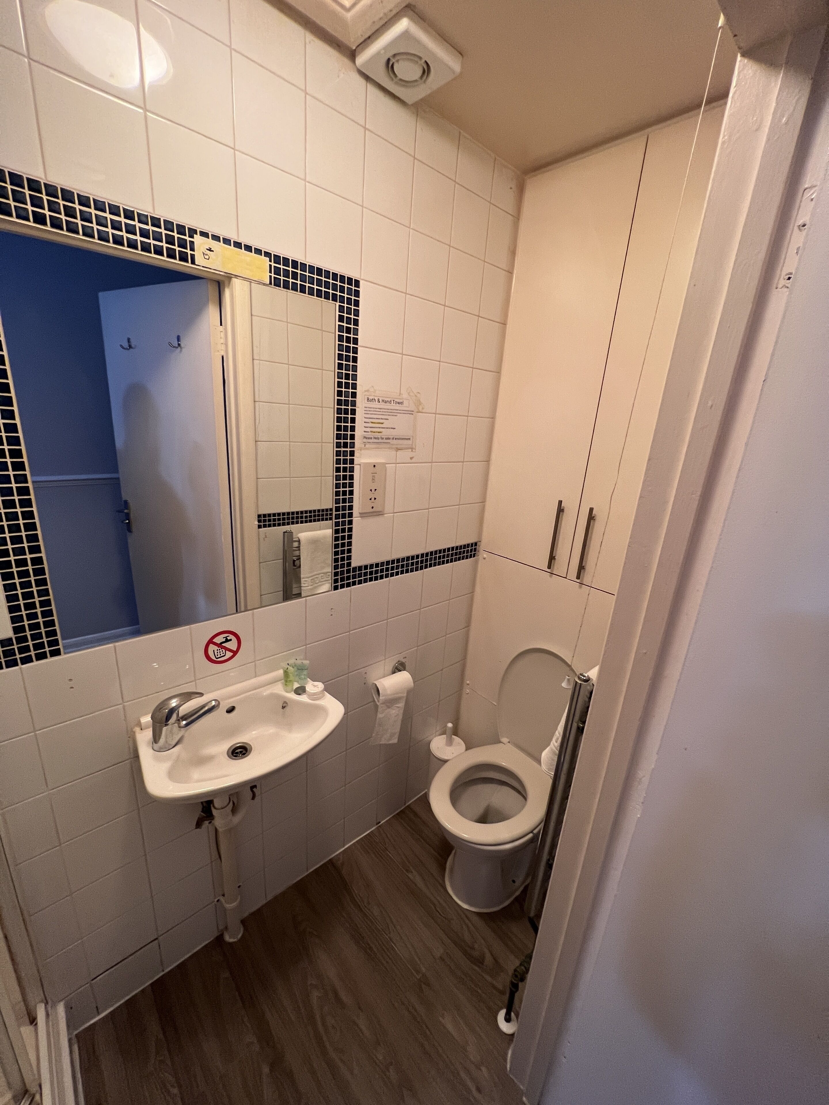 Dusj, toalettartikler (inkludert), hårføner og håndklær