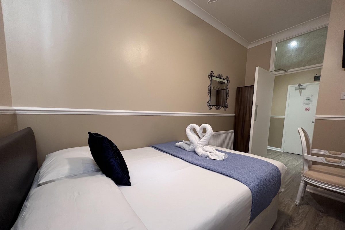 Kamar Double | 1 kamar tidur, meja kerja, kedap suara, dan setrika/meja setrika