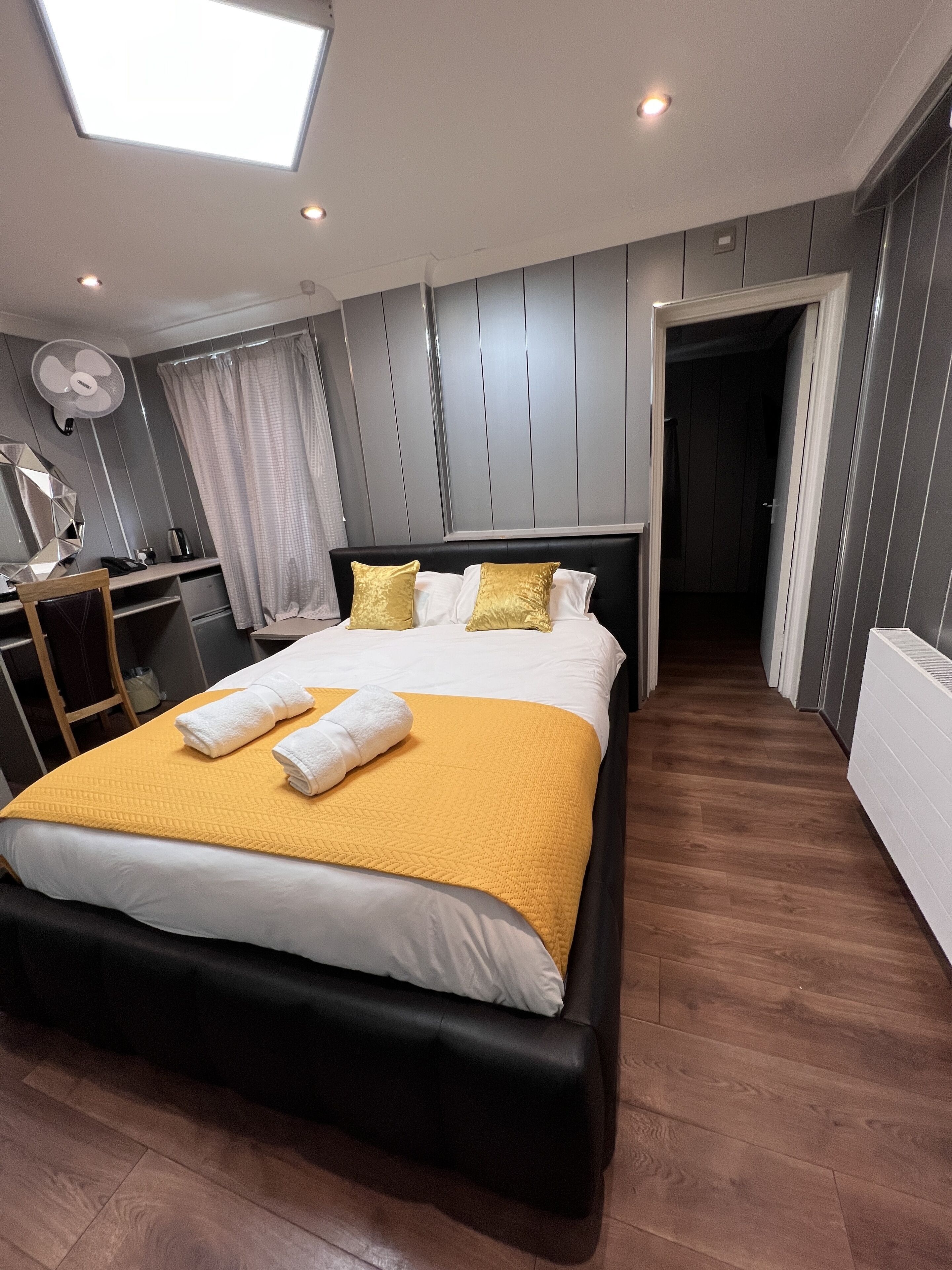 Schreibtisch, schallisolierte Zimmer, Bügeleisen/Bügelbrett