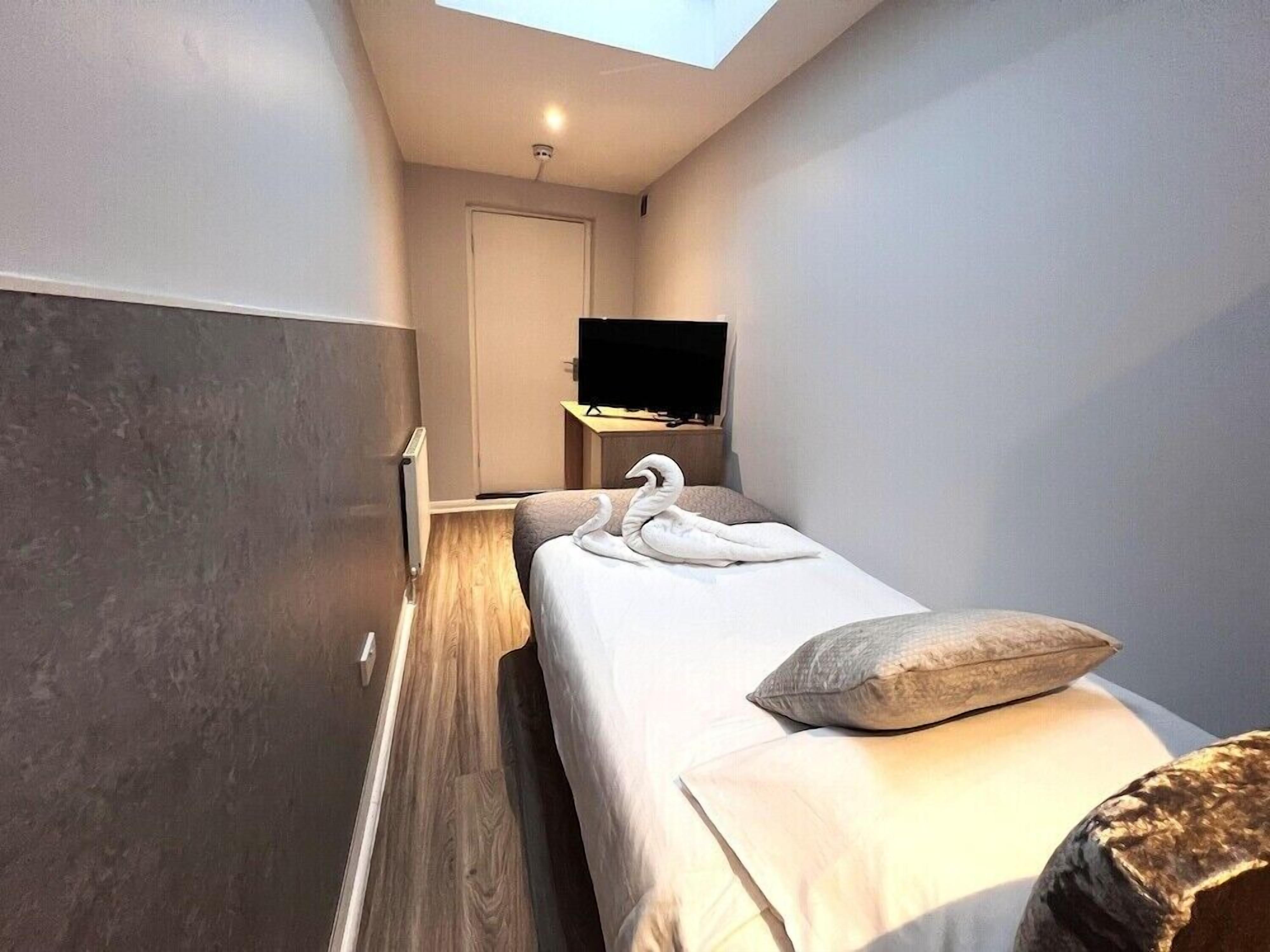 Schreibtisch, schallisolierte Zimmer, Bügeleisen/Bügelbrett
