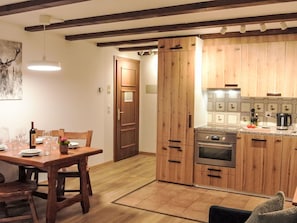 Kühlschrank, Ofen, Geschirrspüler, Kochgeschirr/Geschirr/Besteck
