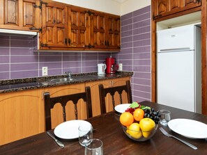 Een koelkast, een microgolfoven, een oven, een broodrooster