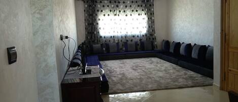 Apartamento, 2 quartos | Área de estar | TV de tela plana