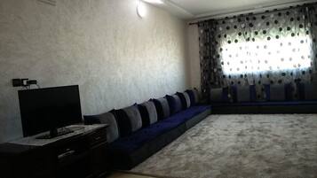 Apartamento, 2 habitaciones | Zona de estar | Una televisión de pantalla plana