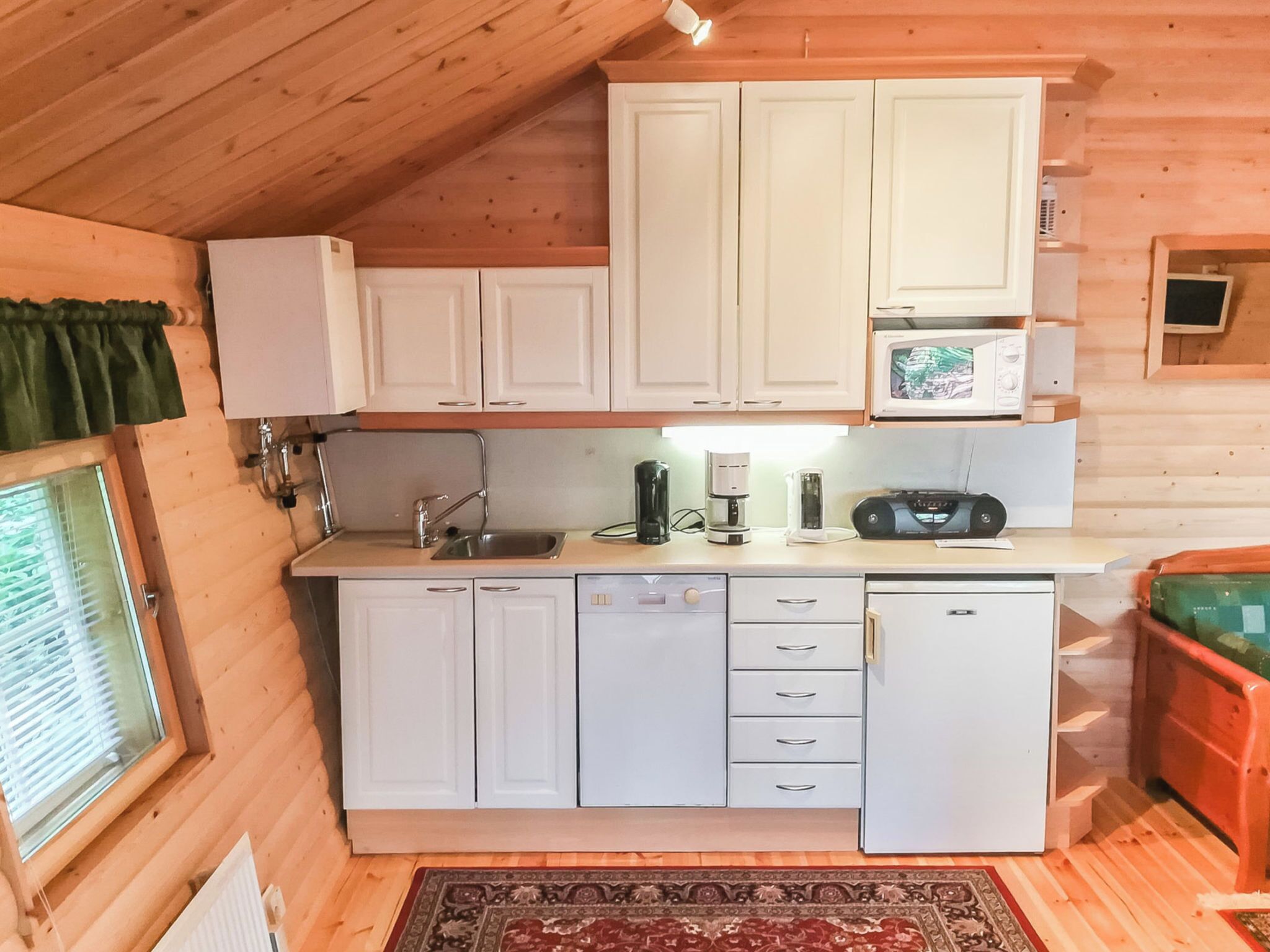 Kühlschrank, Mikrowelle, Geschirrspüler, Kochgeschirr/Geschirr/Besteck