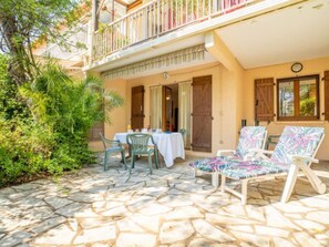 Outdoor dining - Le Mas des Calanques by Interhome (Saint Aygulf)