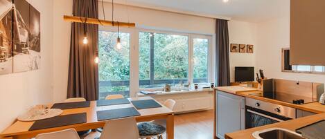 Een koelkast, een magnetron, een oven, een vaatwasser