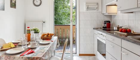 Kühlschrank, Ofen, Toaster, Hochstuhl