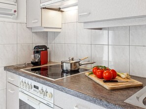 Kühlschrank, Ofen, Toaster, Hochstuhl