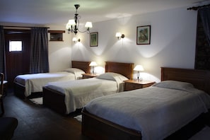 A hotel room with three single beds, a chandelier, wall-mounted lamps, and a painting. - Casa da Eira - Turismo Rural (Lousa)