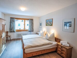 2 bedrooms, desk, iron/ironing board, free Internet