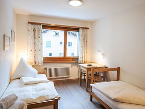 2 Schlafzimmer, Schreibtisch, Bügeleisen/Bügelbrett