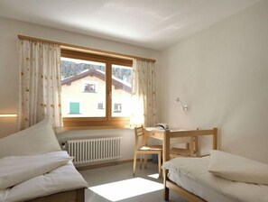 2 bedrooms, desk, iron/ironing board, free Internet