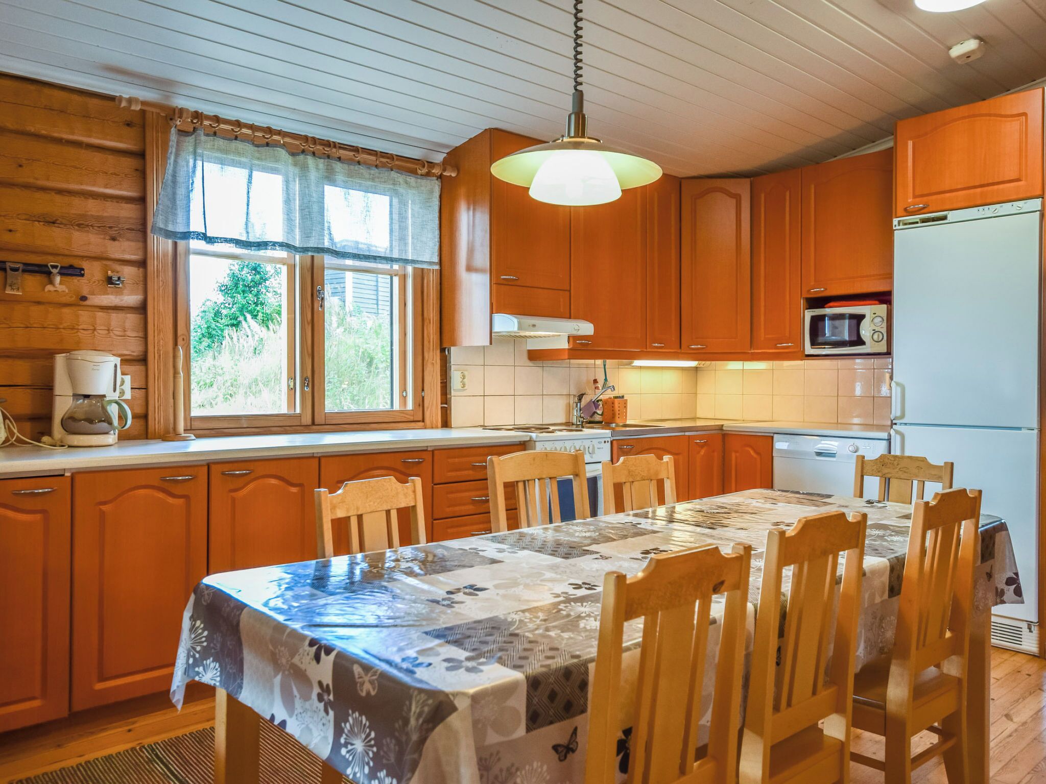 Kühlschrank, Mikrowelle, Geschirrspüler, Kochgeschirr/Geschirr/Besteck