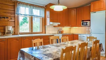 Kühlschrank, Mikrowelle, Geschirrspüler, Kochgeschirr/Geschirr/Besteck