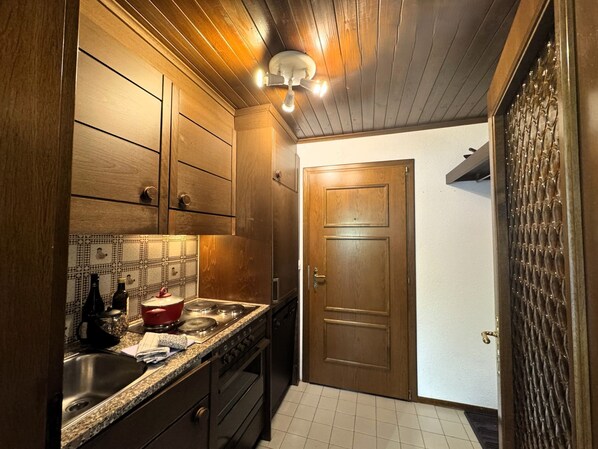 Fridge, oven, dishwasher, cookware/dishes/utensils