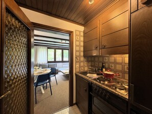 Fridge, oven, dishwasher, cookware/dishes/utensils