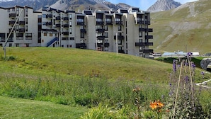 A multi-story hotel with balconies, set against a mountainous backdrop. - Le Prariond (Val Claret) by Interhome (Tignes)
